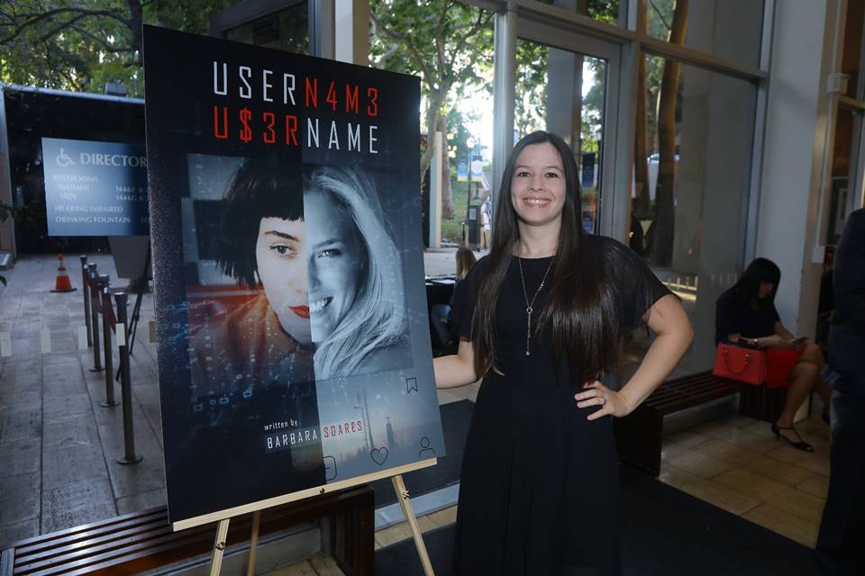 Bárbara Soares com cartaz de Username