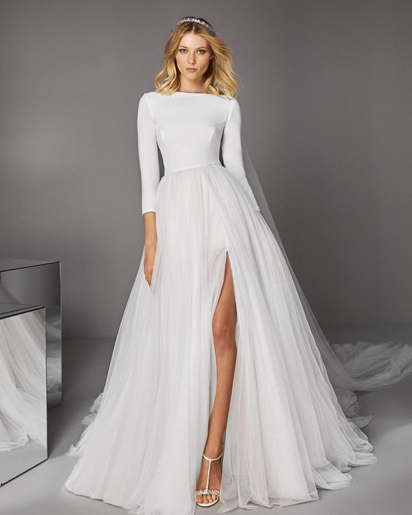 Noiva com vestido da marca Pronovias