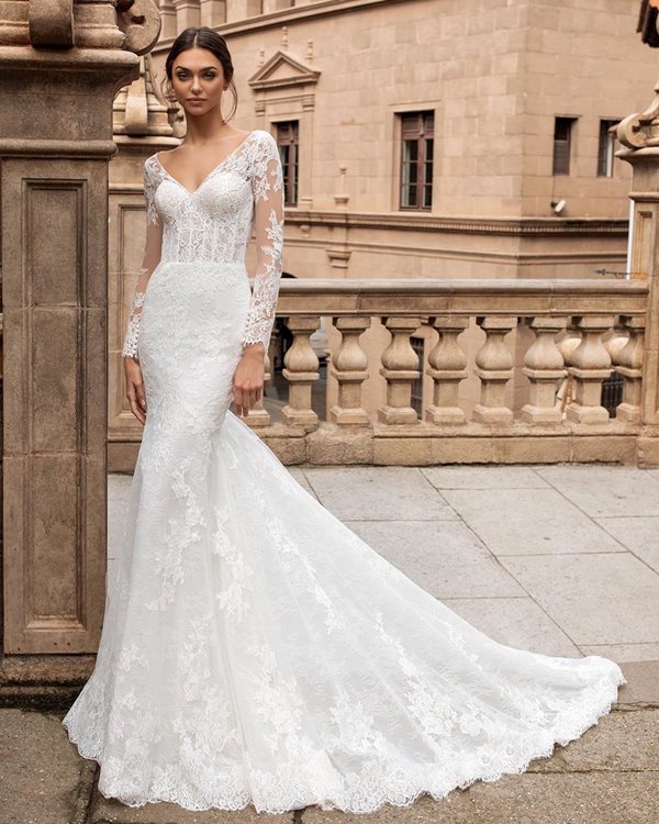 Noiva com vestido da marca Pronovias