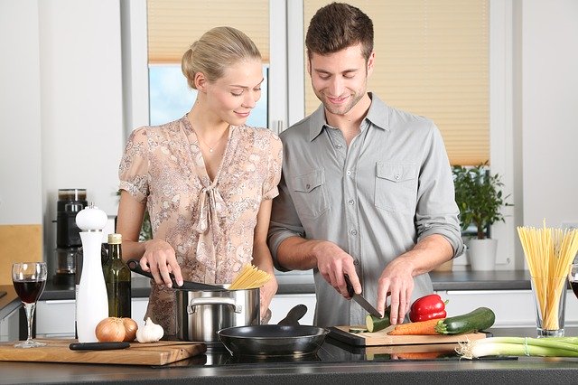 Homem e mulher cozinhando