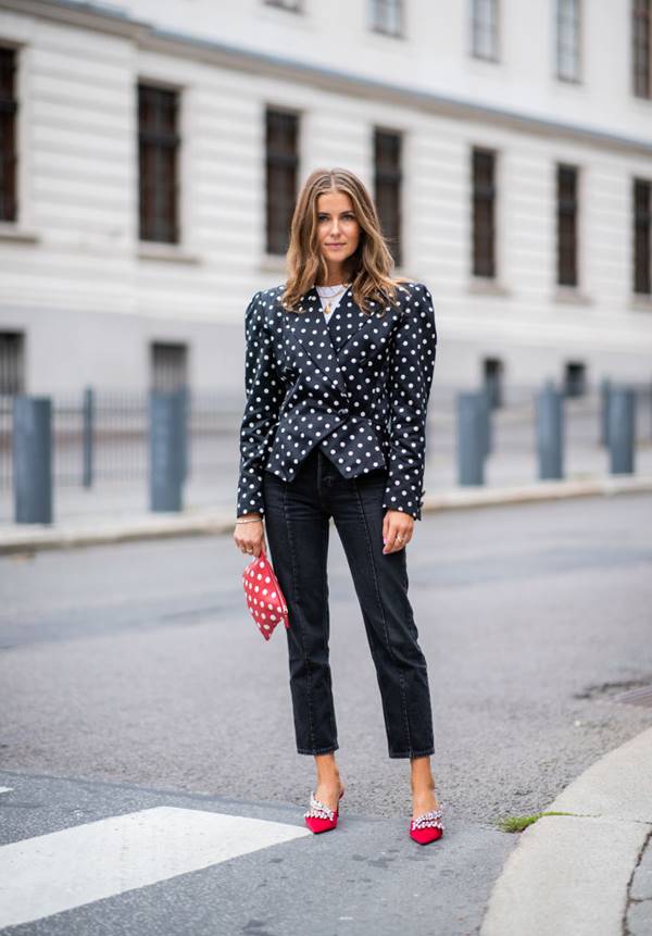 mulher com blazer de bolinhas em Oslo