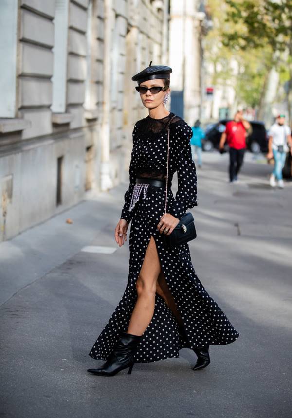 mulher com roupa de bolinhas e boina, em Paris