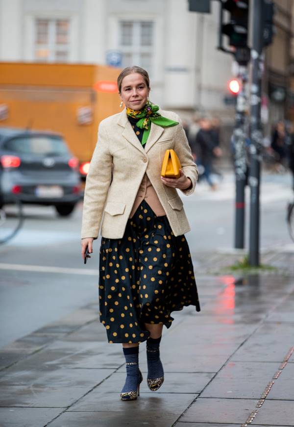 mulher com saia de bolinhas e blazer em Copenhague