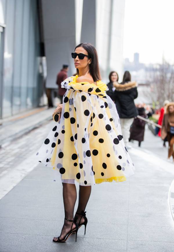 mulher com vestido largo de bolinhas, em Nova York