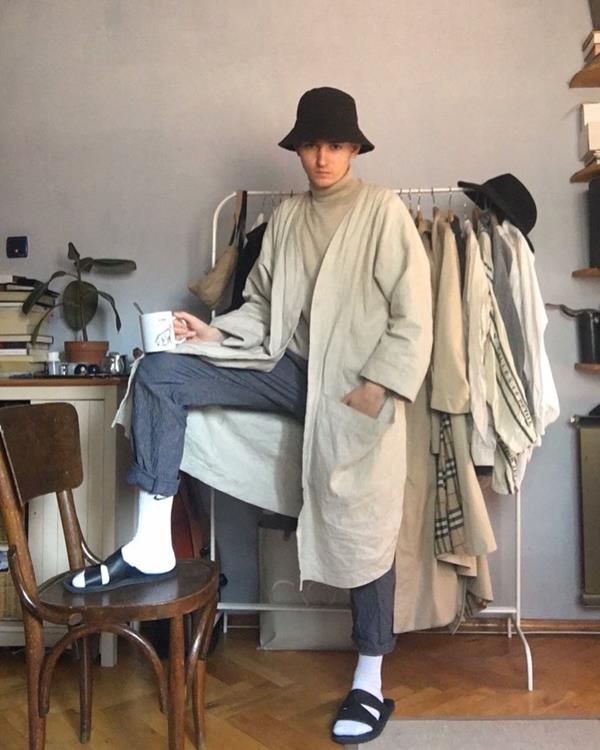 Pessoa com casaco oversized para trabalhar de casa