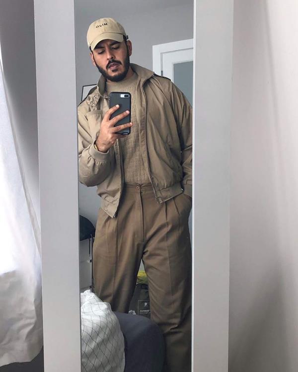 Homem com look monocromático para trabalhar de casa