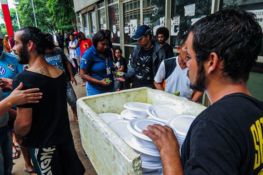 Homem doa marmitas do projeto Quarenteneamor