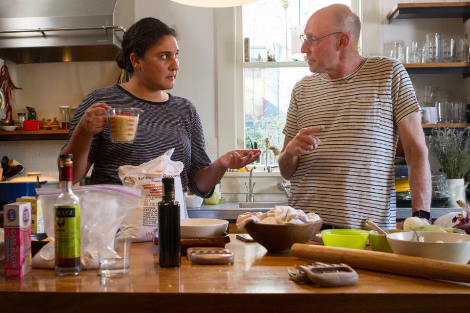 Samin Nosrat e Michael Pollan em Cooked