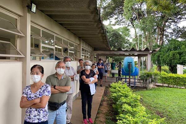 Fila para vacinação de idosos contra a influenza no posto da 114/115 Norte