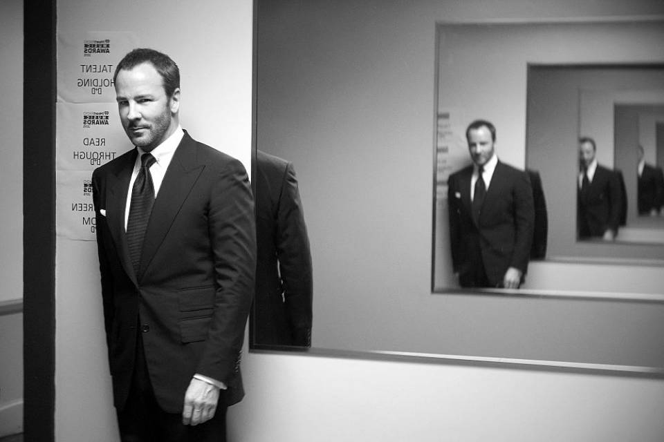 Tom Ford posa com espelho atrás