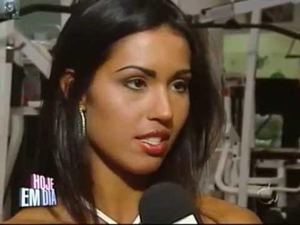 Gracyanne dando entrevista com 20 anos