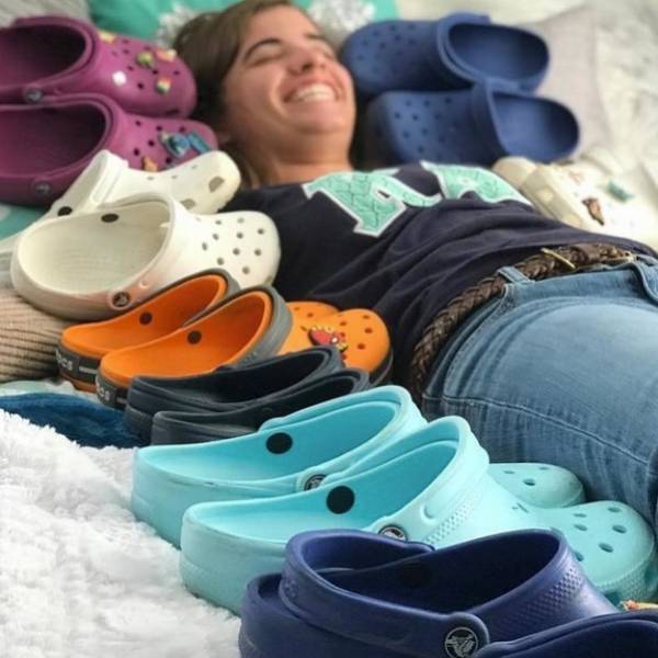 pessoa na cama com crocs