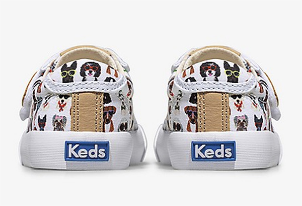 Criança com tênis keds