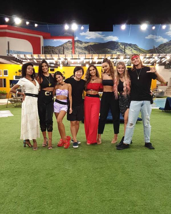 foto com participantes do BBB20 no gramado