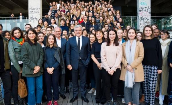 Sidney Toledano e os alunos do Institut Français de la Mode