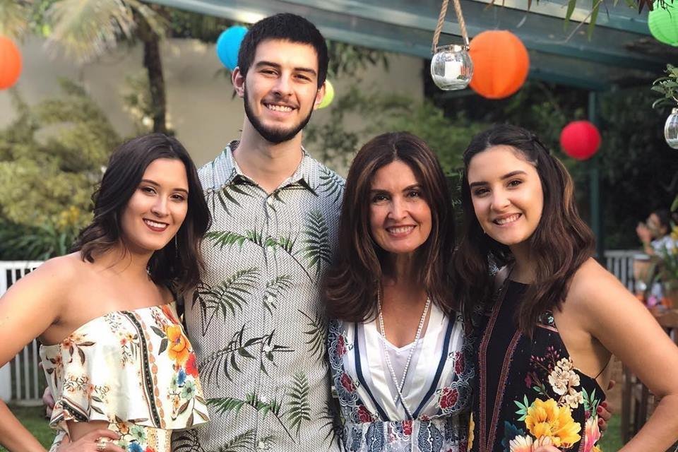 Fátima Bernardes com os filhos Vinícius, Beatriz e Laura do relacionamento com William Bonner