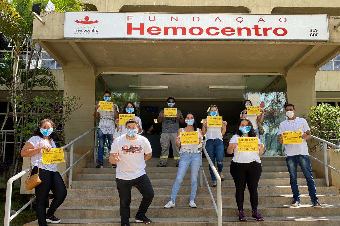 Pessoas em frente ao Hemocentro