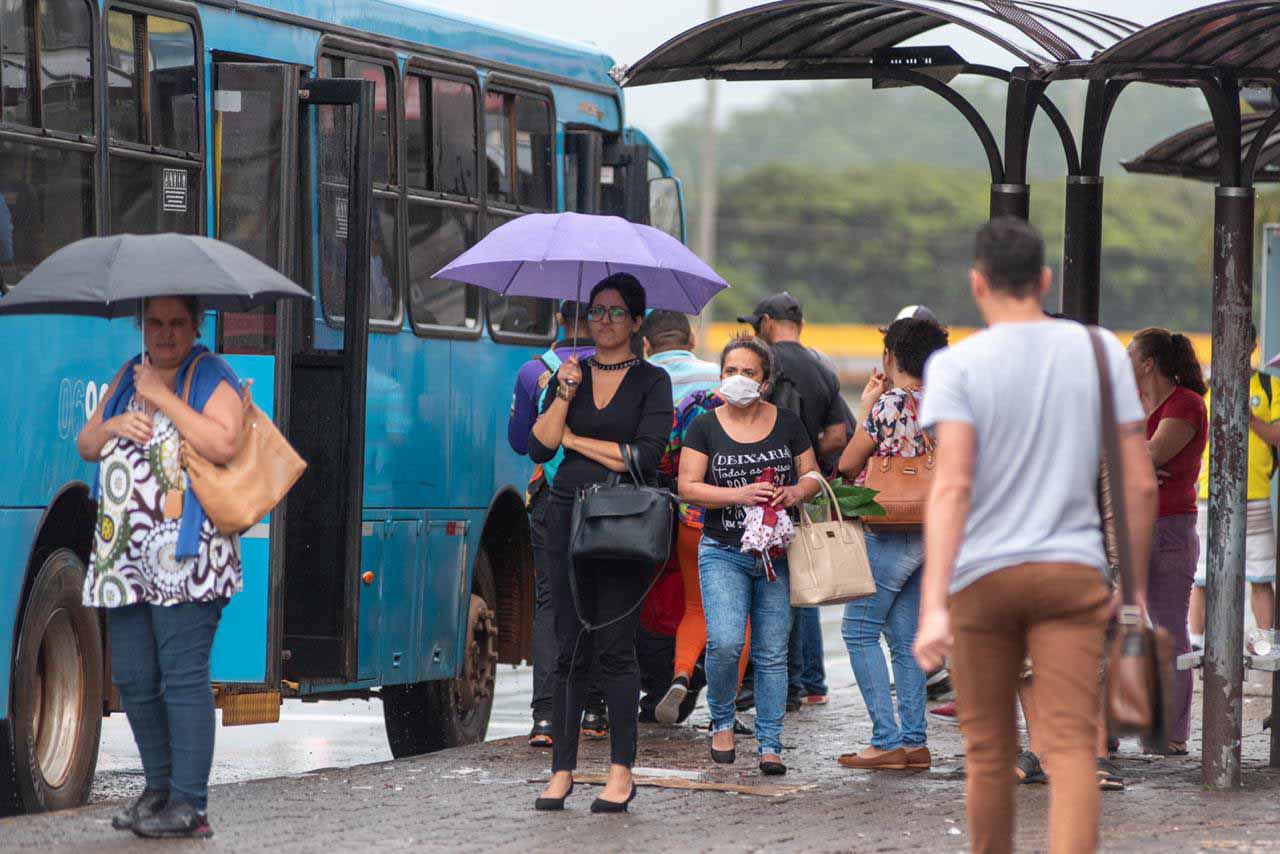 movimento de pessoas na rua de taguatinga