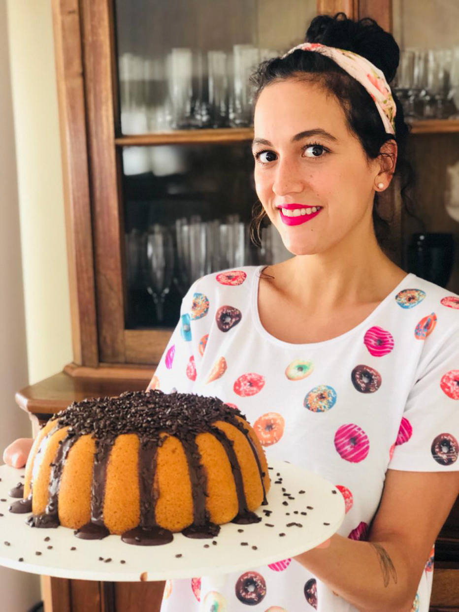 Confeiteira Bruna Donatella e bolo