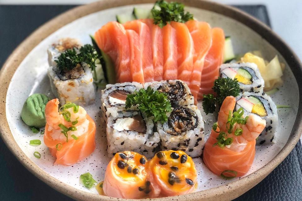 Foto colorida de um combinado de sushi - Metrópoles