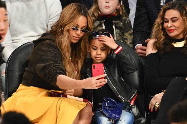 Blue Ivy e Beyoncé na plateia em jogo de basquete