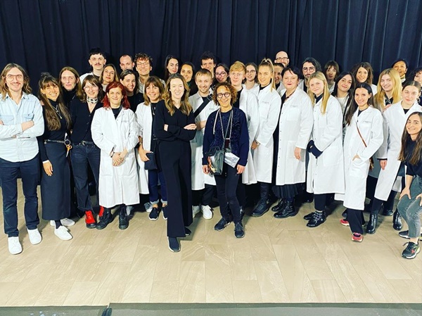 Clare Waight Keller e equipe da Givenchy