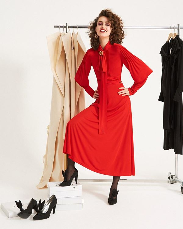 Foto de lookbook da Patou com modelo usando um vestido vermelho