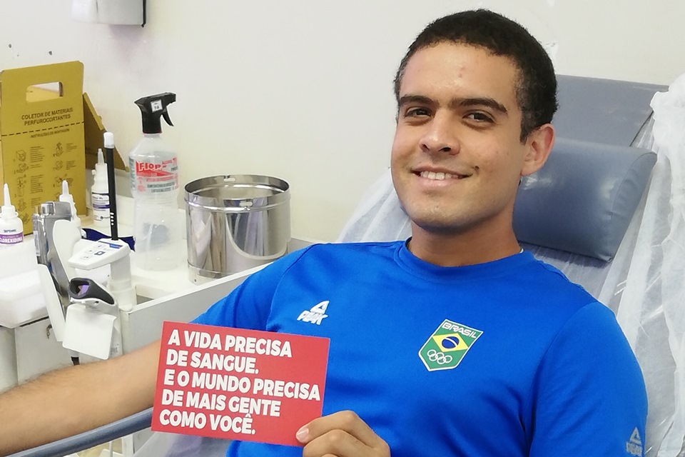 Bernardo Monteiro doa sangue