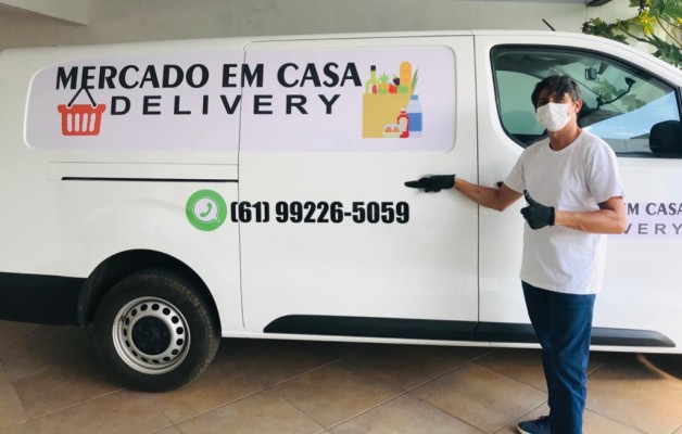 Homem posa ao lado de transporte de mercadorias