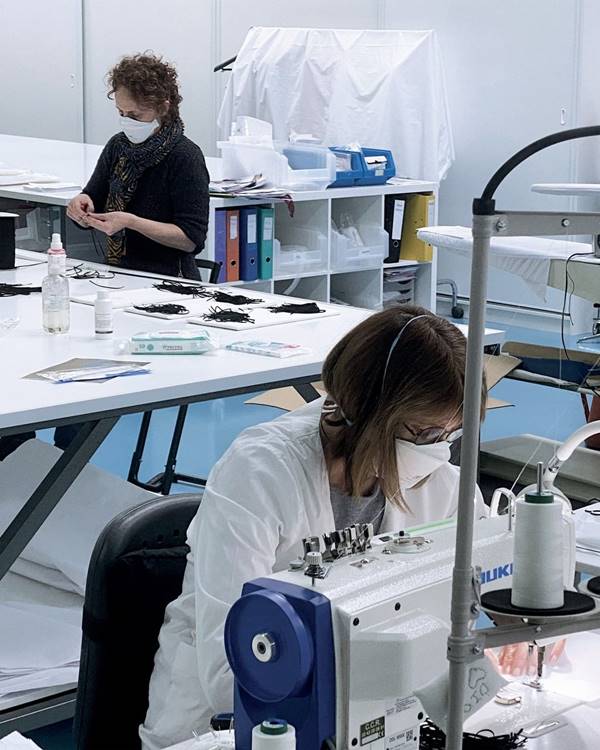 fábrica da Dior produzindo máscaras de proteção