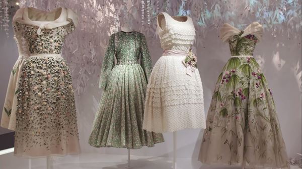 Cena de documentário gratuito sobre a megaexposição Christian Dior: Designer de Sonhos