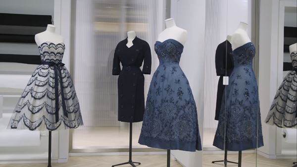 Cena de documentário gratuito sobre a megaexposição Christian Dior: Designer de Sonhos