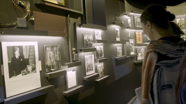 Cena de documentário gratuito sobre a megaexposição Christian Dior: Designer de Sonhos