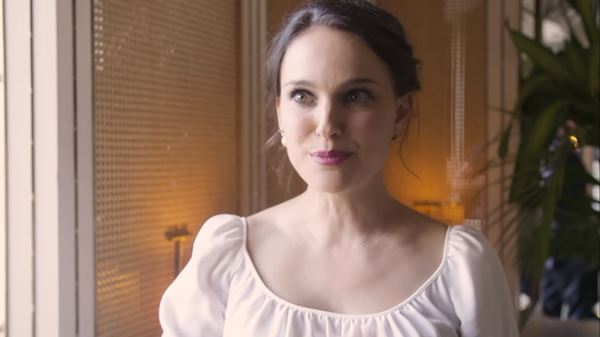 Cena com Natalie Portman no documentário gratuito sobre a megaexposição Christian Dior: Designer de Sonhos