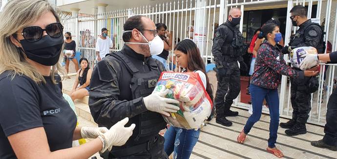 Pcdf entrega 10 toneladas de alimentos a famílias carentes