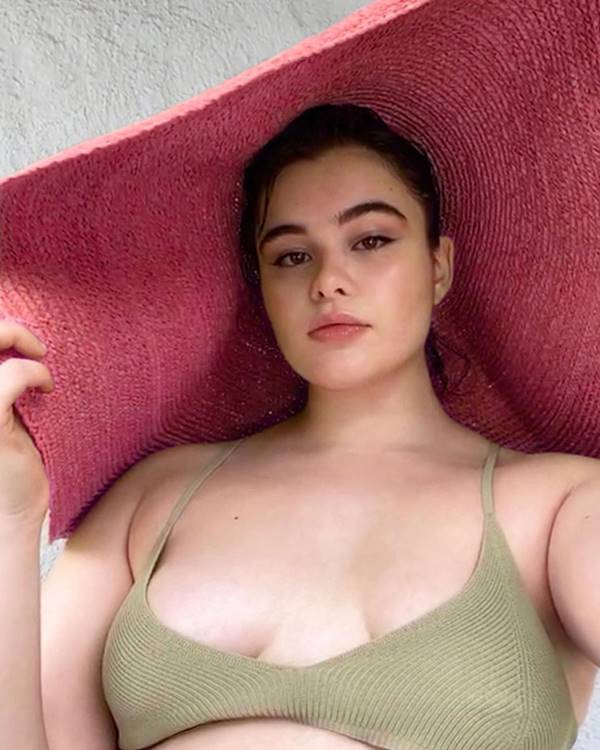 Barbie Ferreira posa para Jacquemus