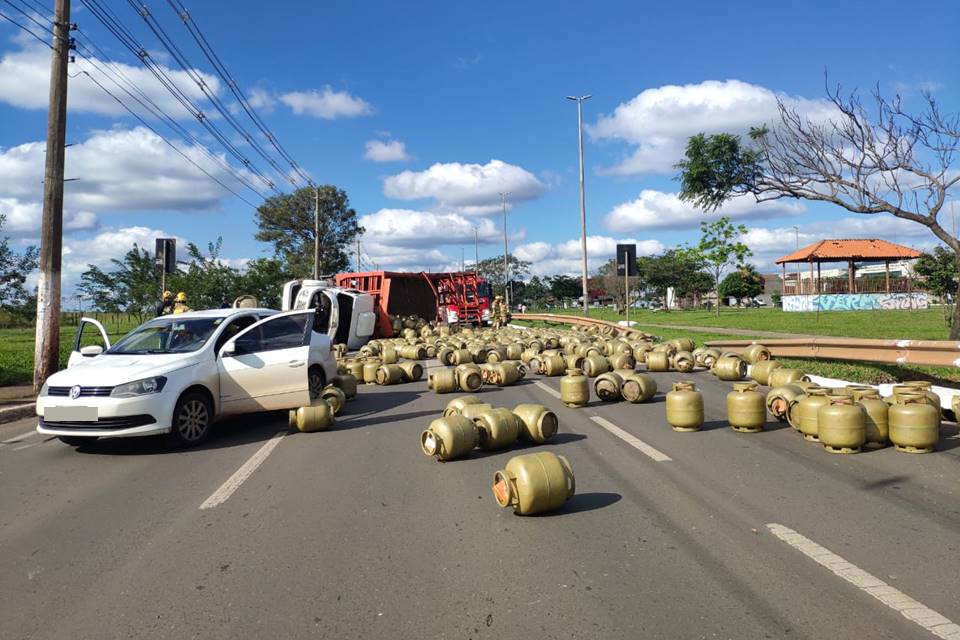 Caminhão tomba e botijões de gás se espalham em via no DF Metrópoles