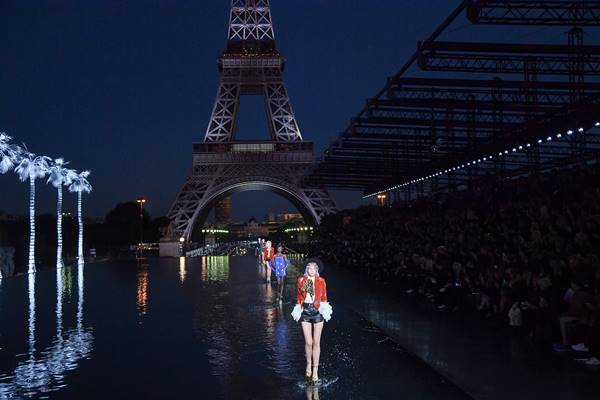 modelo na passarela da Saint Laurent com Torre Eiffel ao fundo