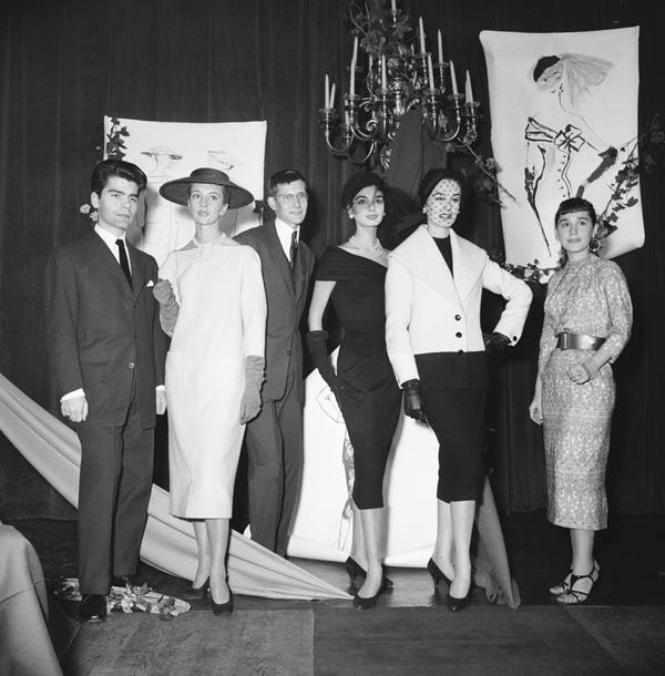 Karl Lagerfeld e Yves Saint Laurent ao lado de modelos em competição de moda no ano de 1954