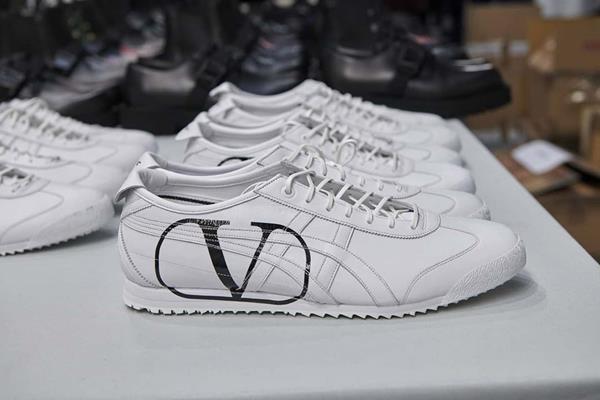 Tênis da collab Onitsuka Tiger e Valentino