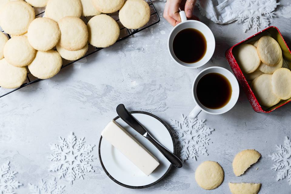 biscoitos com xícras de café e queijo