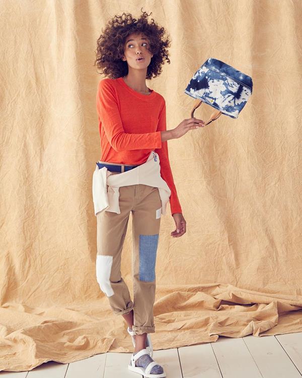 Modelo posando com peças da marca J.Crew