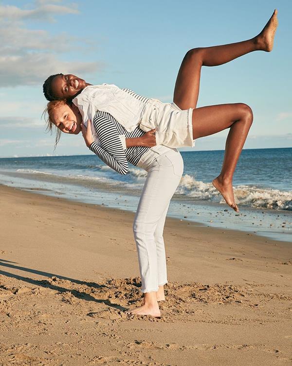 Duas mulheres na praia usando peças da marca J.Crew