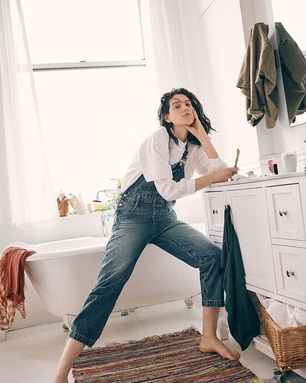 Modelo com macacão jeans da marca Madewell