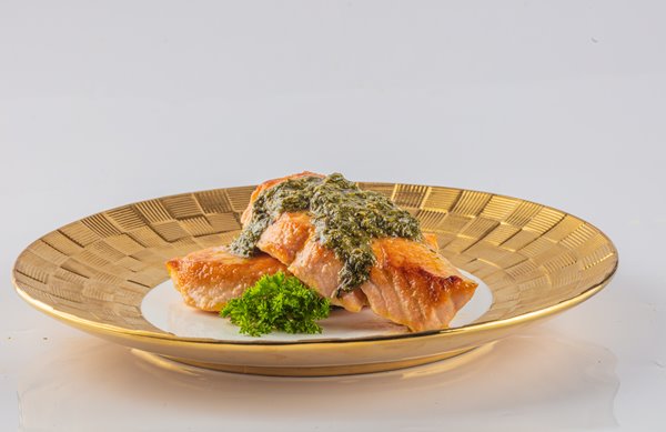 Salmão grelhado com Salsa Verde