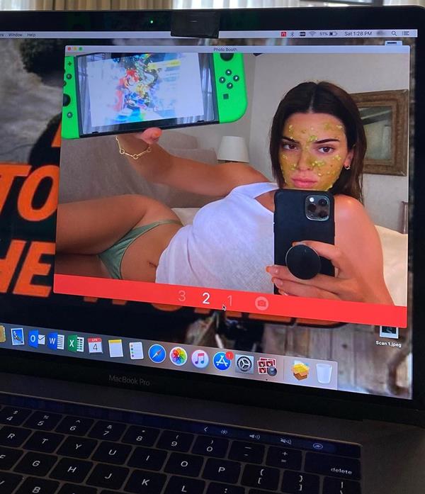 Kendall Jenner se fotografando pela tela do computador com um celular