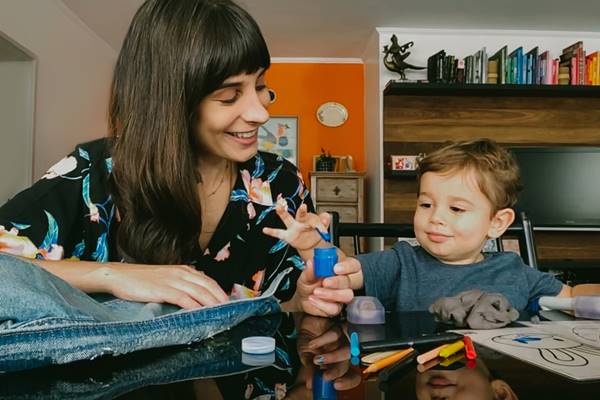 Camila Fremder em campanha da Levi's com o filho