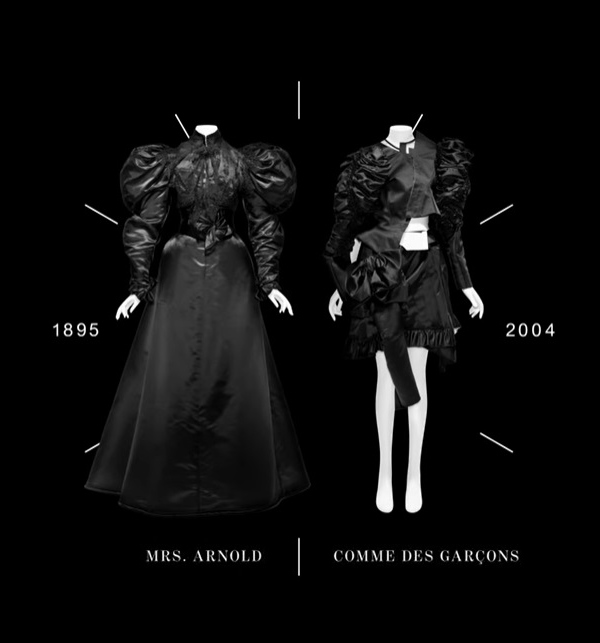 Dois vestidos pretos de épocas diferentes que estarão na exposição About Time do Costume Institute