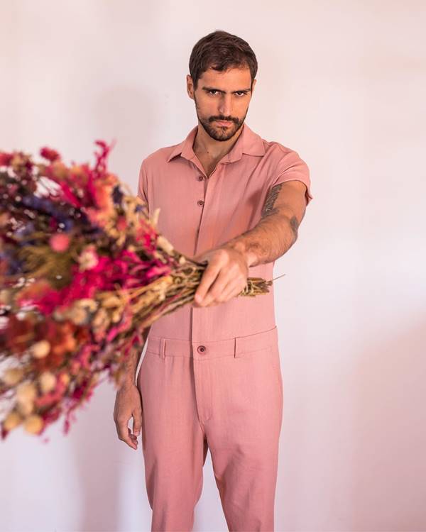 homem com flores