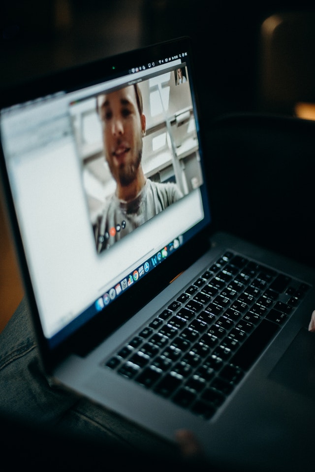 homem conversa por videoconferencia